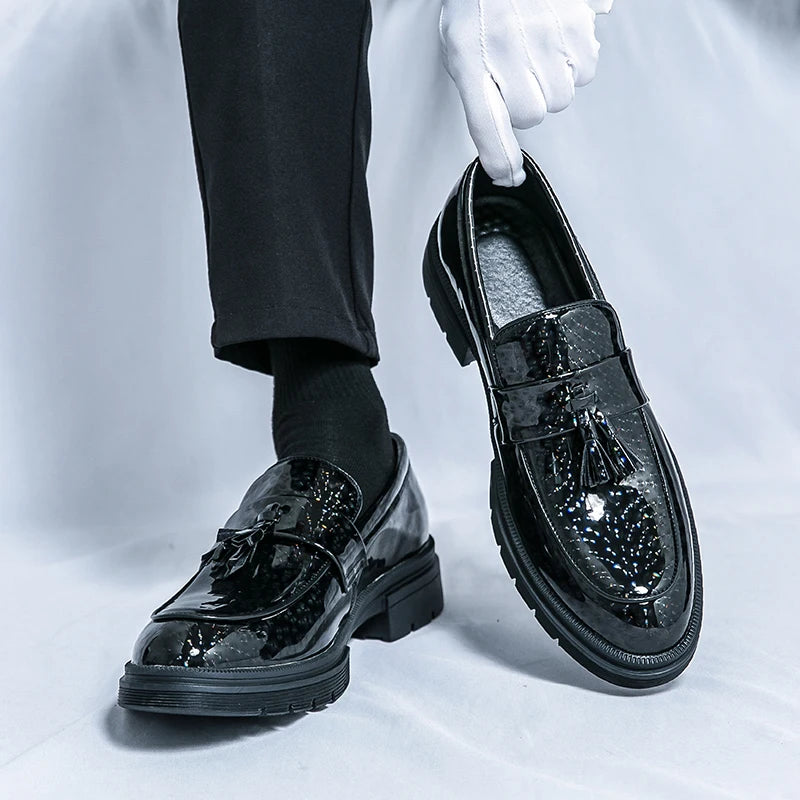 Sapatos de couro brilhante com franjas masculinas de luxo moda negócios escritório oxford mocassins designer italiano casamento sapatos sociais masculinos