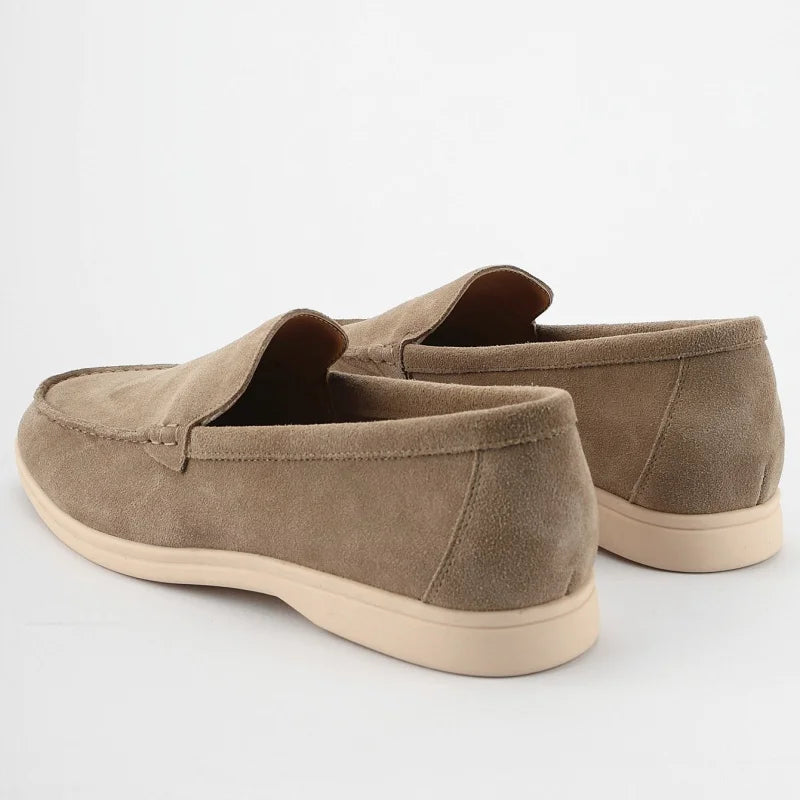 Mocassins confortáveis de couro de camurça masculino, sapatos planos casuais deslizantes, apartamentos de camurça da moda, mocassins clássicos de couro macio com bico redondo 2025