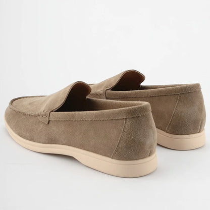 Mocassins confortáveis de couro de camurça masculino, sapatos planos casuais deslizantes, apartamentos de camurça da moda, mocassins clássicos de couro macio com bico redondo 2025