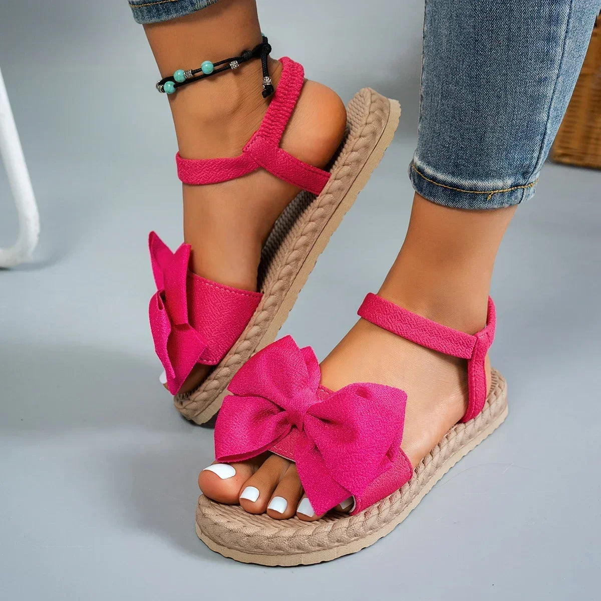 Sandálias femininas antiderrapantes da moda, leves e estilosas para o verão, ideais para praia, uso casual, com laço e design rasteiro.