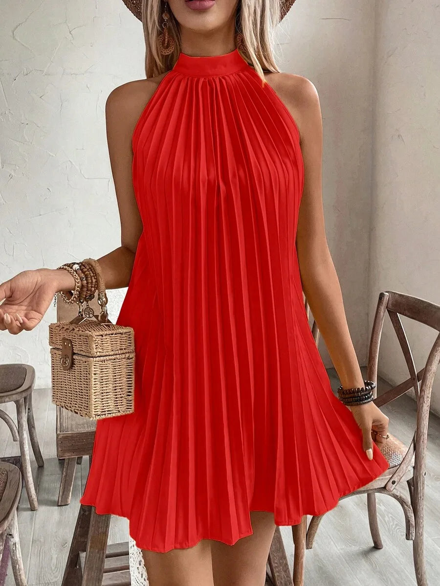 Vestido curto verde-oliva plissado com decote halter