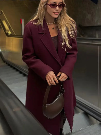 Casaco feminino HH na cor bordô, com abotoamento duplo, mangas compridas e lapela, ideal para outono e inverno. Perfeito para o dia a dia.