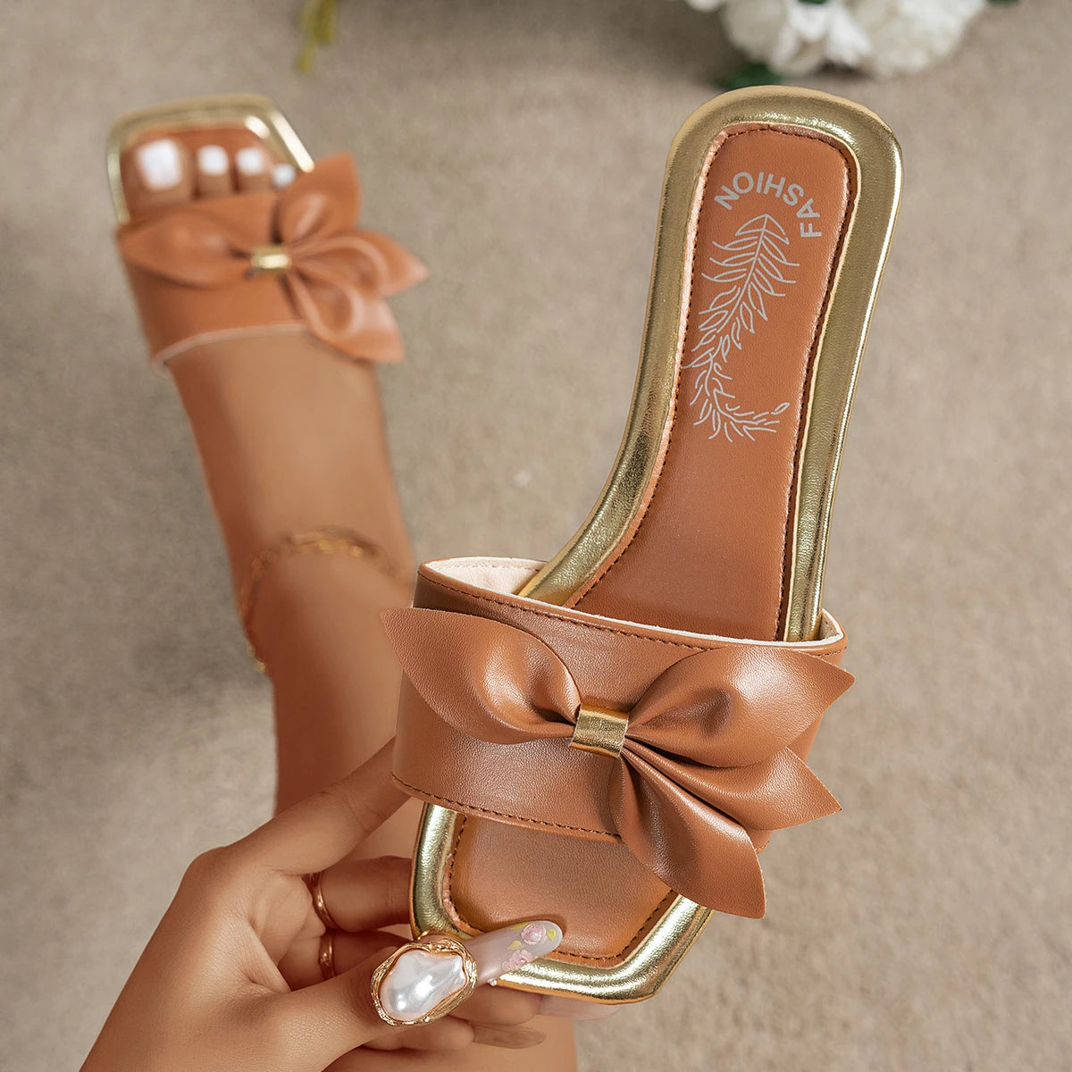 Chinelo feminino da moda para casamento, com nó de borboleta, ideal para festas de noiva. Sandália rasteira de salto baixo, perfeita para a praia. Chinelo feminino da moda.