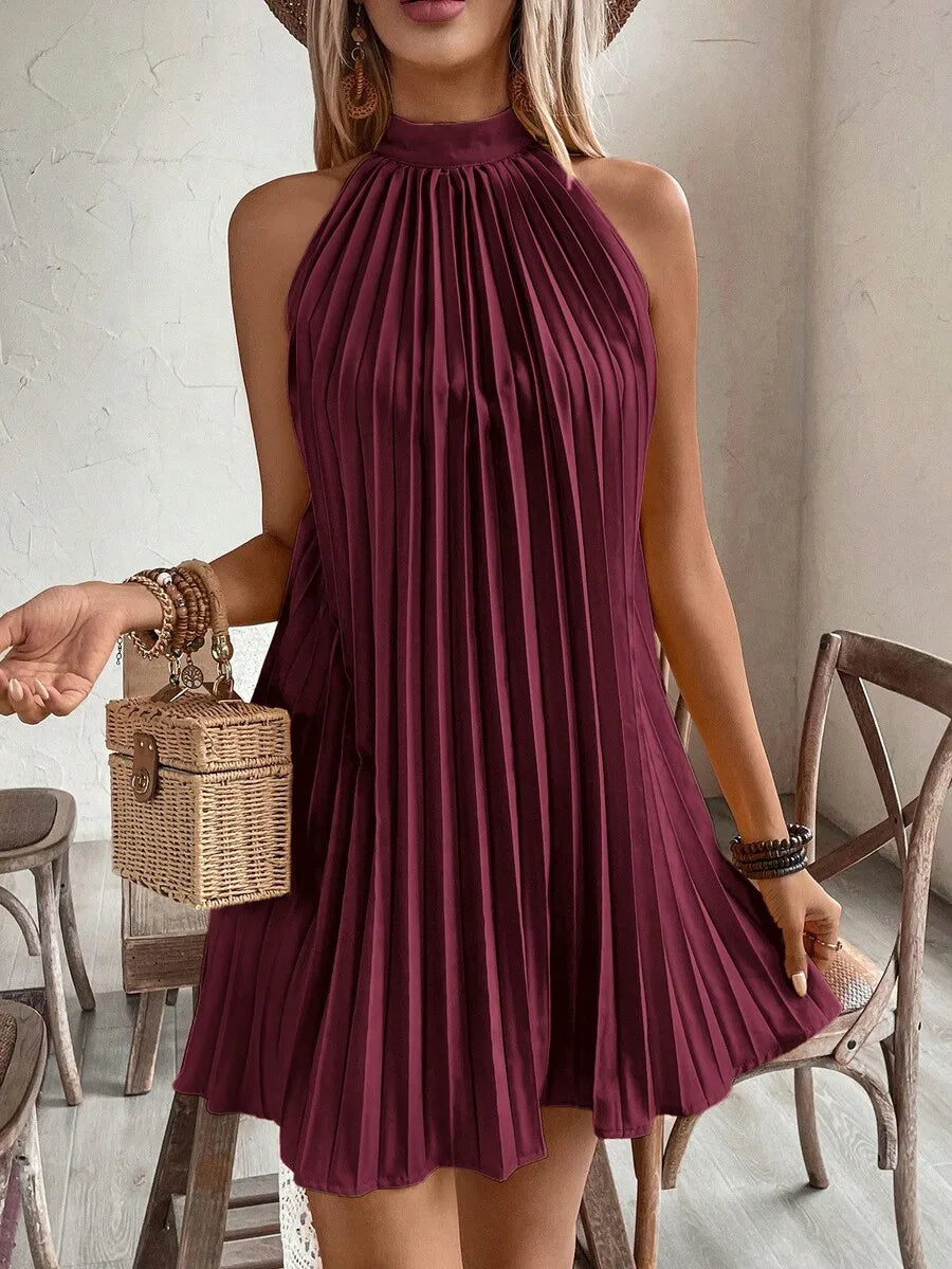 Vestido curto verde-oliva plissado com decote halter