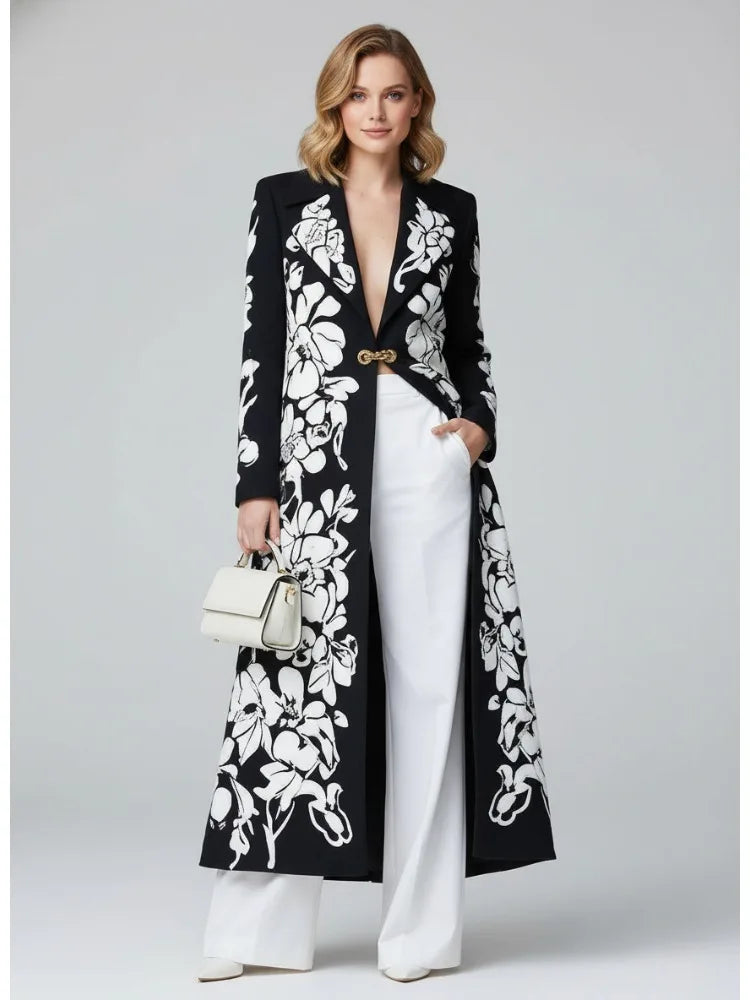 Casaco longo feminino com estampa floral, gola entalhada, mangas compridas, fecho de fivela, modelagem ampla, estilo blazer, elegante, ideal para o dia a dia.