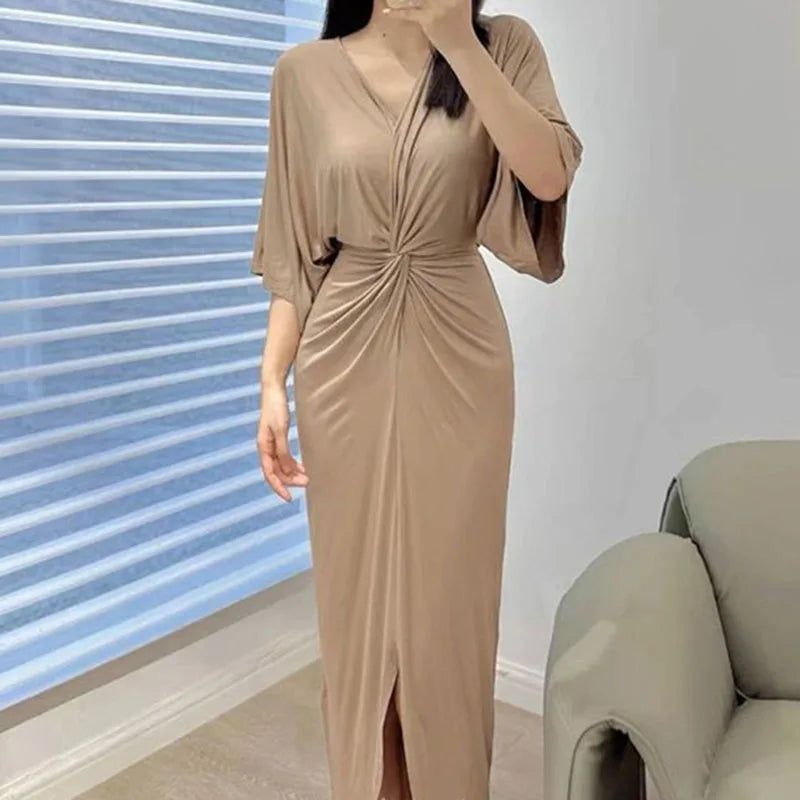 Vestido Feminino Longo com Decote em V, Design Plissado Torcido, Cintura Alta, Fenda, Elástico, Cor Sólida, Simples, Elegante, Casual e Sofisticado