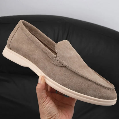 Mocassins confortáveis de couro de camurça masculino, sapatos planos casuais deslizantes, apartamentos de camurça da moda, mocassins clássicos de couro macio com bico redondo 2025