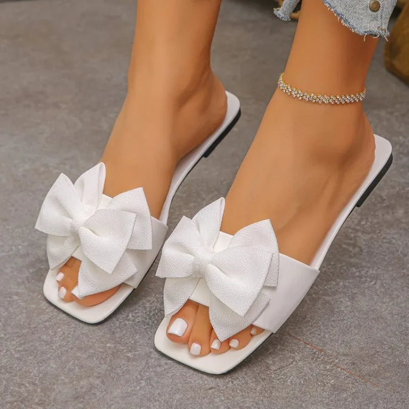 Chinelo feminino rasteiro, rasteiro, casual, para praia, sandálias de verão com laço, calçado leve para uso externo, modelo slide.
