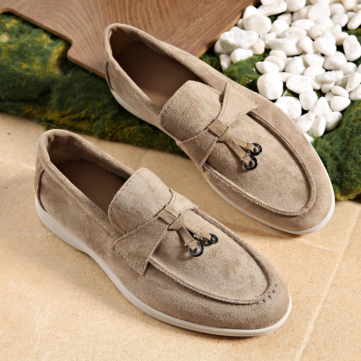 Sapatos Casuais Femininos de Couro Suede com Fivela Metálica, Antiderrapantes e Confortáveis para o Dia a Dia
