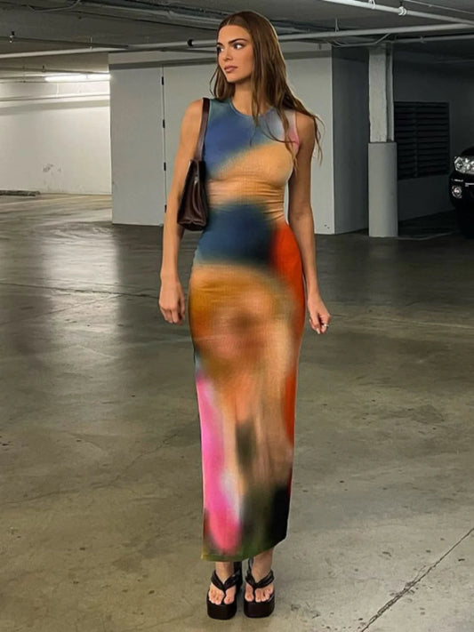 Vestido longo midi feminino elegante de verão, com decote redondo, elástico, modelagem justa, estampa tie-dye, fenda frontal e fenda lateral. Confeccionado em fibra de poliéster.