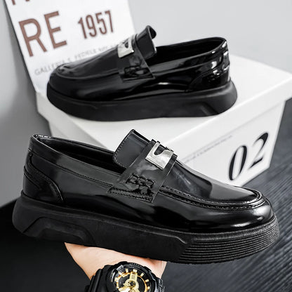 Sapatos Clássicos de Moda para Homens com Fivela Brilhante, Sapatos Pretos Formais para Festas, Solado Grosso, Mocassins Slip-On para Negócios