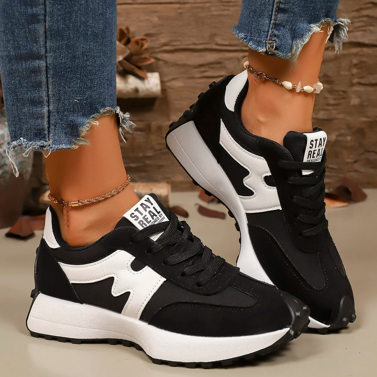 Tênis feminino de grife com sola grossa, estilo casual, esportivo e moderno, leve e confortável para corrida.