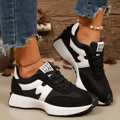 Tênis feminino de grife com sola grossa, estilo casual, esportivo e moderno, leve e confortável para corrida.