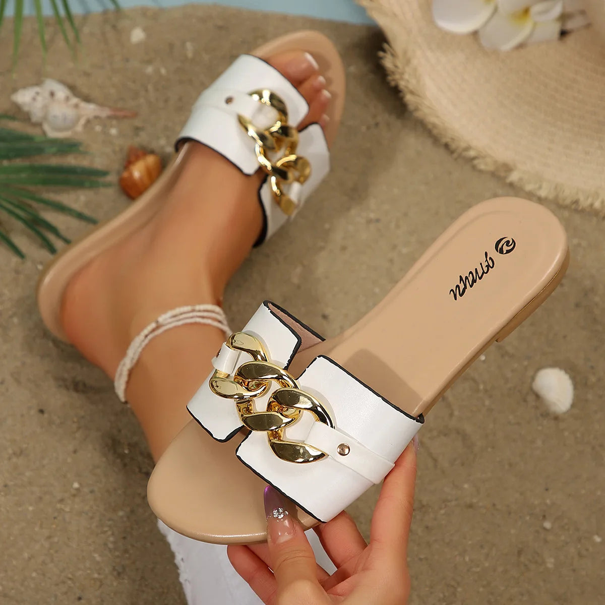 Sapatos femininos - Chinelos de dedo de novo estilo, elegantes e versáteis, cor sólida, detalhes em metal, bico redondo, sandálias de sola plana.
