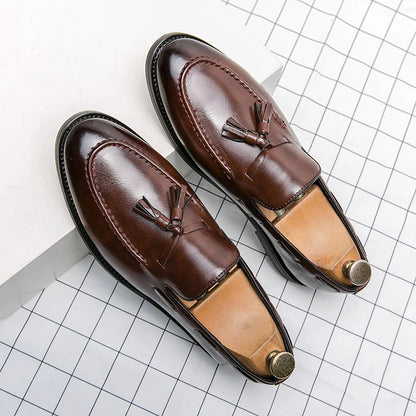 Sapatos masculinos de alta qualidade, estilo slip-on, de couro, casuais, para negócios, modelo brogue, loafers de couro para festas.
