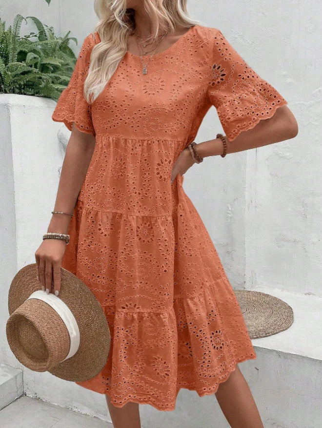 Vestido Midi Feminino Branco com Bordado Inglês Vazado, Estilo Boho Fluido com Babados em Camadas, Casual de Manga Curta para Verão e Praia