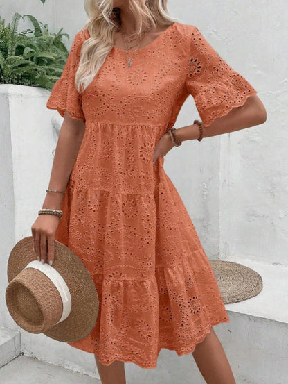 Vestido Midi Feminino Branco com Bordado Inglês Vazado, Estilo Boho Fluido com Babados em Camadas, Casual de Manga Curta para Verão e Praia
