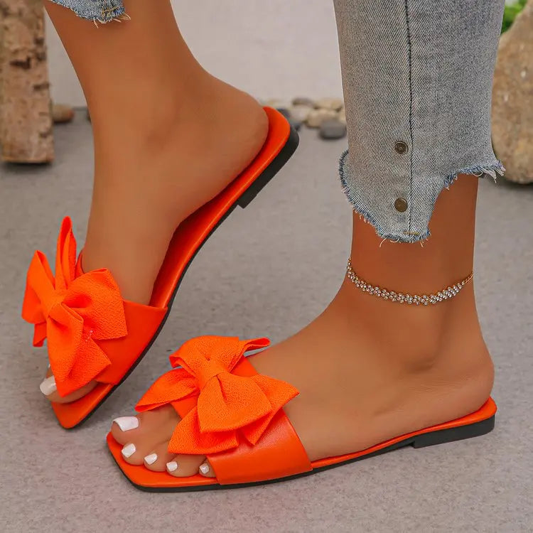 Chinelo feminino rasteiro, rasteiro, casual, para praia, sandálias de verão com laço, calçado leve para uso externo, modelo slide.