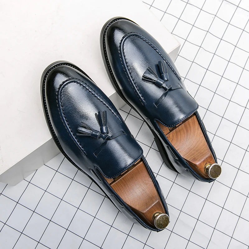 Sapatos masculinos de alta qualidade, estilo slip-on, de couro, casuais, para negócios, modelo brogue, loafers de couro para festas.