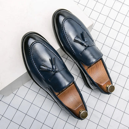 Sapatos masculinos de alta qualidade, estilo slip-on, de couro, casuais, para negócios, modelo brogue, loafers de couro para festas.