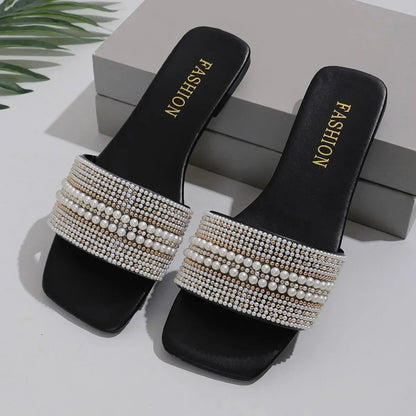 Sandálias femininas de sola plana, modelo novo de verão, com aplicações de strass e miçangas, ideais para uso externo.