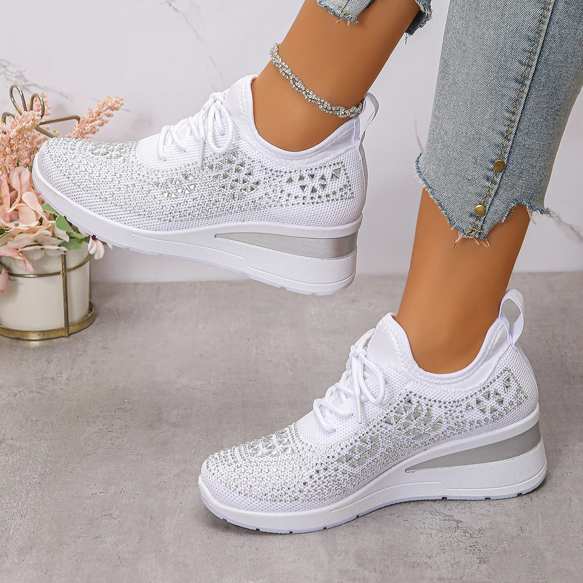 Tênis feminino de plataforma com strass brilhantes, respirável, em malha antiderrapante, ideal para caminhada, tamanhos grandes, solado grosso e cor branca.