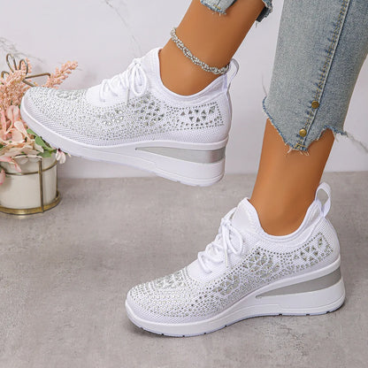 Tênis feminino de plataforma com strass brilhantes, respirável, em malha antiderrapante, ideal para caminhada, tamanhos grandes, solado grosso e cor branca.