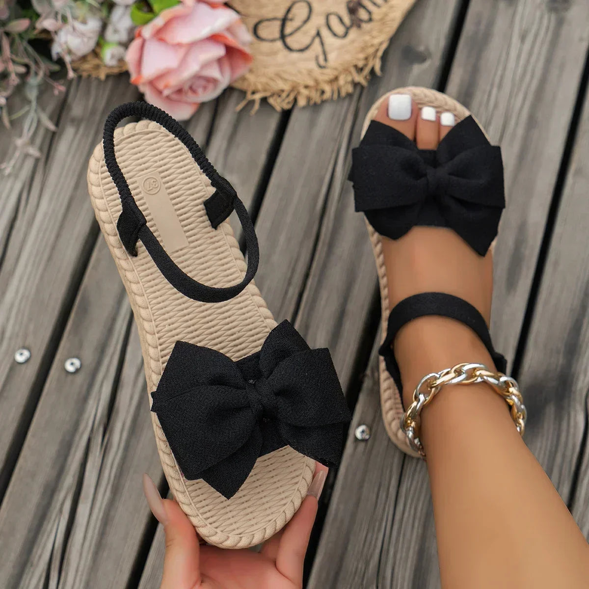 Sandálias femininas antiderrapantes da moda, leves e estilosas para o verão, ideais para praia, uso casual, com laço e design rasteiro.