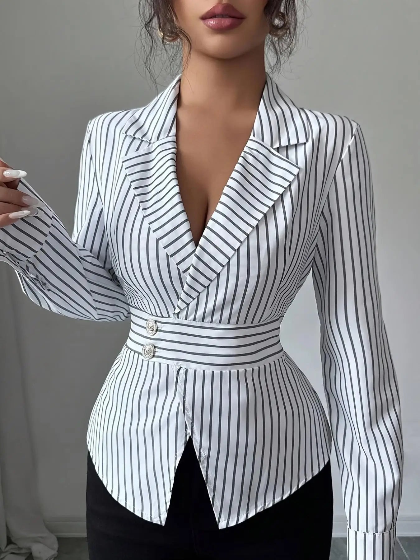 Blazer Feminino 2026 com Listras Verticais, Decote V, Manga Longa, Cintura Marcada e Detalhe de Botões - Camisa Social para Escritório