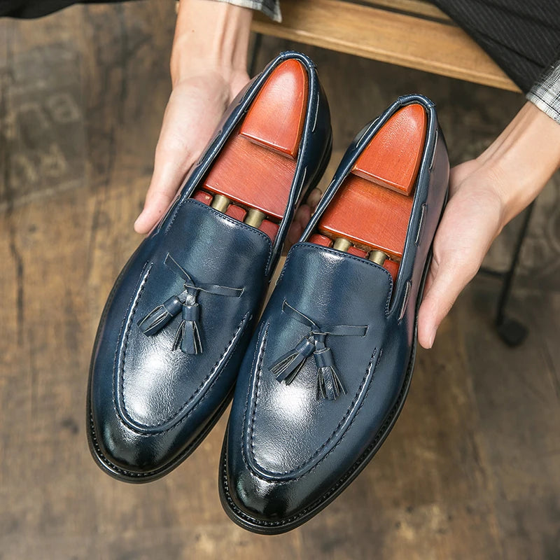 Sapatos masculinos de alta qualidade, estilo slip-on, de couro, casuais, para negócios, modelo brogue, loafers de couro para festas.