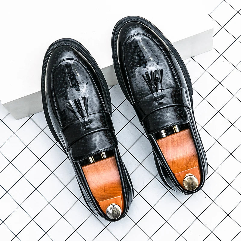 Sapatos de couro brilhante com franjas masculinas de luxo moda negócios escritório oxford mocassins designer italiano casamento sapatos sociais masculinos