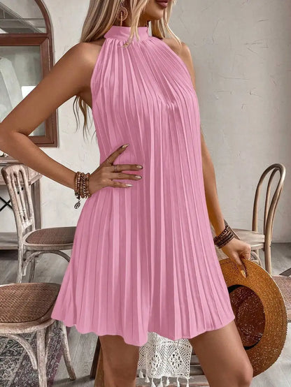 Vestido curto verde-oliva plissado com decote halter