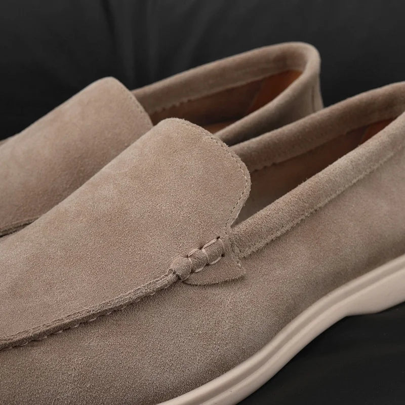 Mocassins confortáveis de couro de camurça masculino, sapatos planos casuais deslizantes, apartamentos de camurça da moda, mocassins clássicos de couro macio com bico redondo 2025