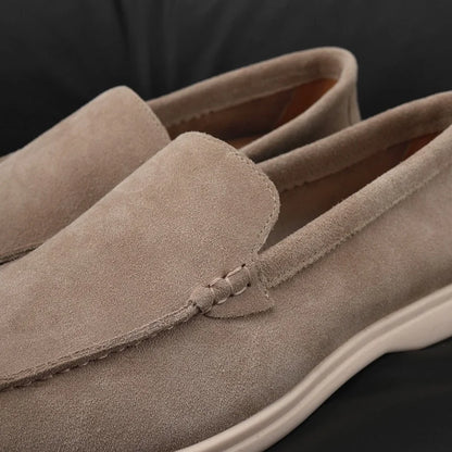 Mocassins confortáveis de couro de camurça masculino, sapatos planos casuais deslizantes, apartamentos de camurça da moda, mocassins clássicos de couro macio com bico redondo 2025