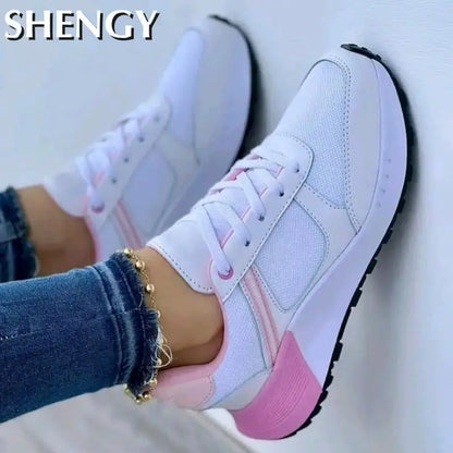 Tênis feminino novo, em mesh respirável, com plataforma, estilo esportivo, cores sortidas, cadarço, casual, vulcanizado.
