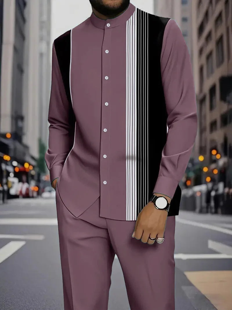 Conjunto de duas peças masculino com camisa de manga comprida com gola alta e estampa de listras verticais coloridas e calça.