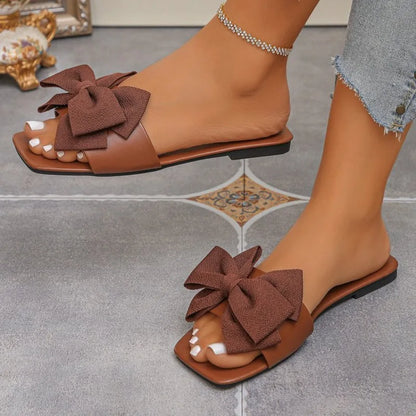 Chinelo feminino rasteiro, rasteiro, casual, para praia, sandálias de verão com laço, calçado leve para uso externo, modelo slide.