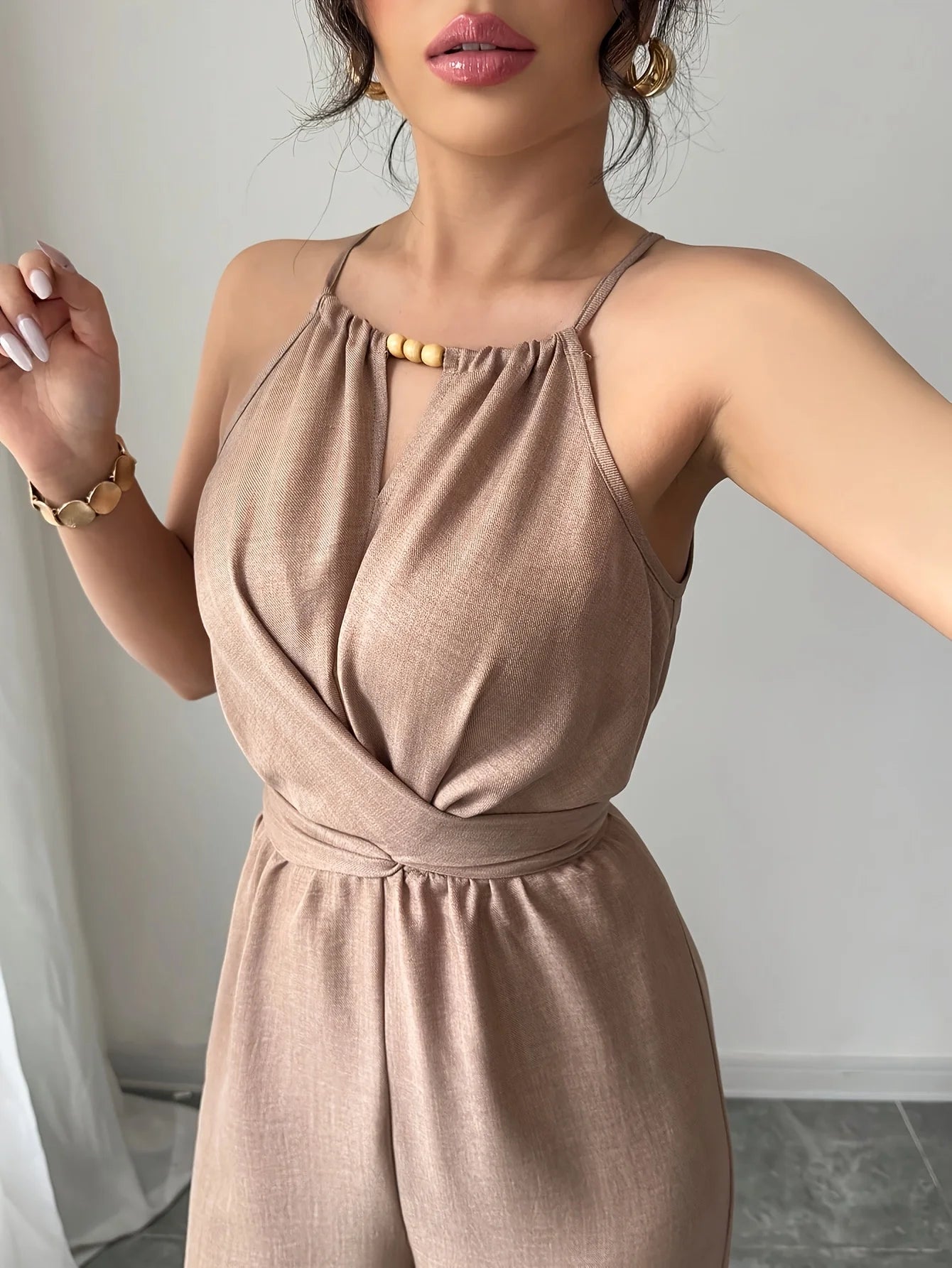 Feminino primavera/verão casual tecido plissado halterneck frisado cintura botão e gravata design maxi macacão