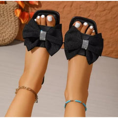 Novo modelo de chinelo feminino casual, moderno e confortável, para uso externo, antiderrapante e resistente ao desgaste.