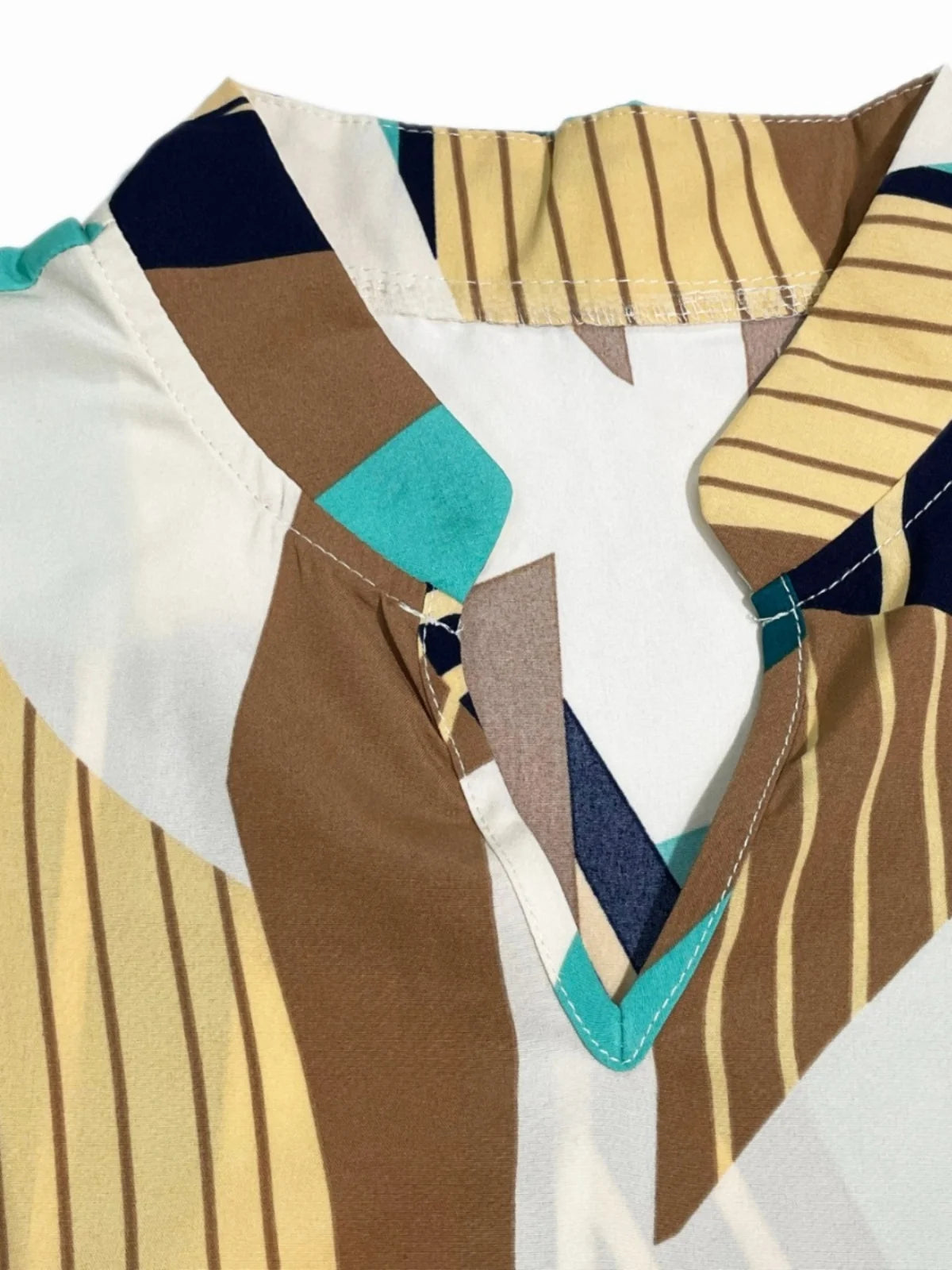 Vestido midi feminino de verão com estampa geométrica e decote em V, modelagem solta, mangas morcego e corte reto. Confeccionado em fibra de poliéster macia com cintura natural.