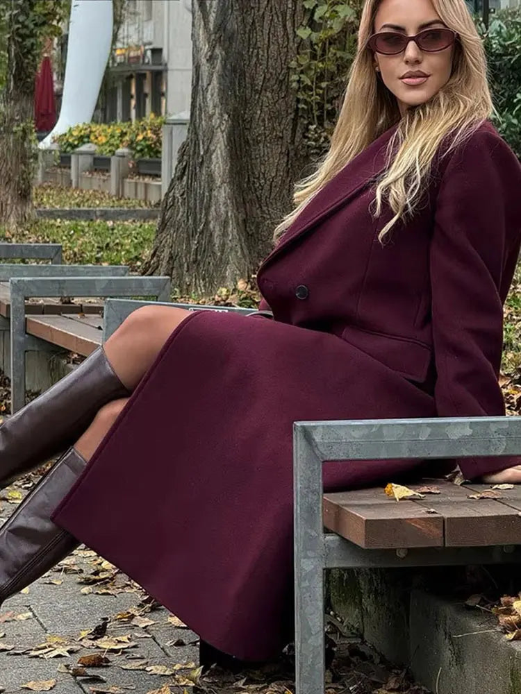 Casaco feminino HH na cor bordô, com abotoamento duplo, mangas compridas e lapela, ideal para outono e inverno. Perfeito para o dia a dia.