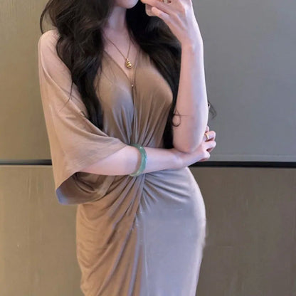 Vestido Feminino Longo com Decote em V, Design Plissado Torcido, Cintura Alta, Fenda, Elástico, Cor Sólida, Simples, Elegante, Casual e Sofisticado