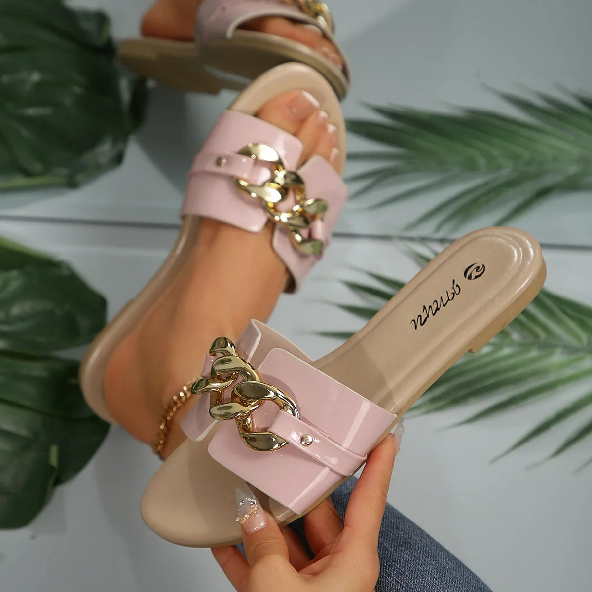 Sapatos femininos - Chinelos de dedo de novo estilo, elegantes e versáteis, cor sólida, detalhes em metal, bico redondo, sandálias de sola plana.