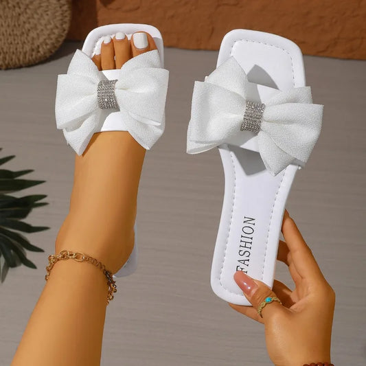 Chinelo feminino de verão com laço, modelo rasteiro, confortável e casual, ideal para uso externo, antiderrapante e resistente ao desgaste.