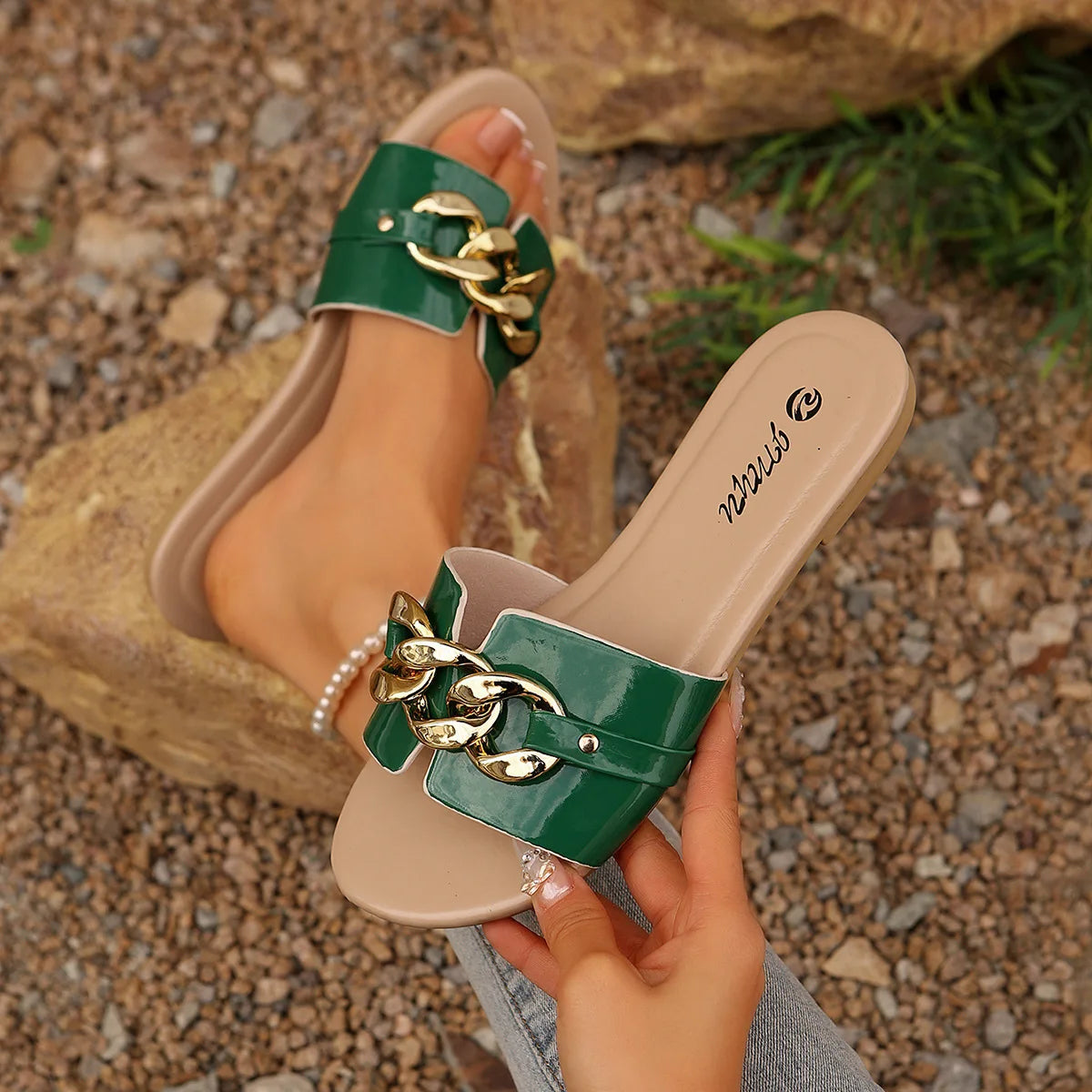 Sapatos femininos - Chinelos de dedo de novo estilo, elegantes e versáteis, cor sólida, detalhes em metal, bico redondo, sandálias de sola plana.