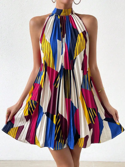 Vestido curto verde-oliva plissado com decote halter