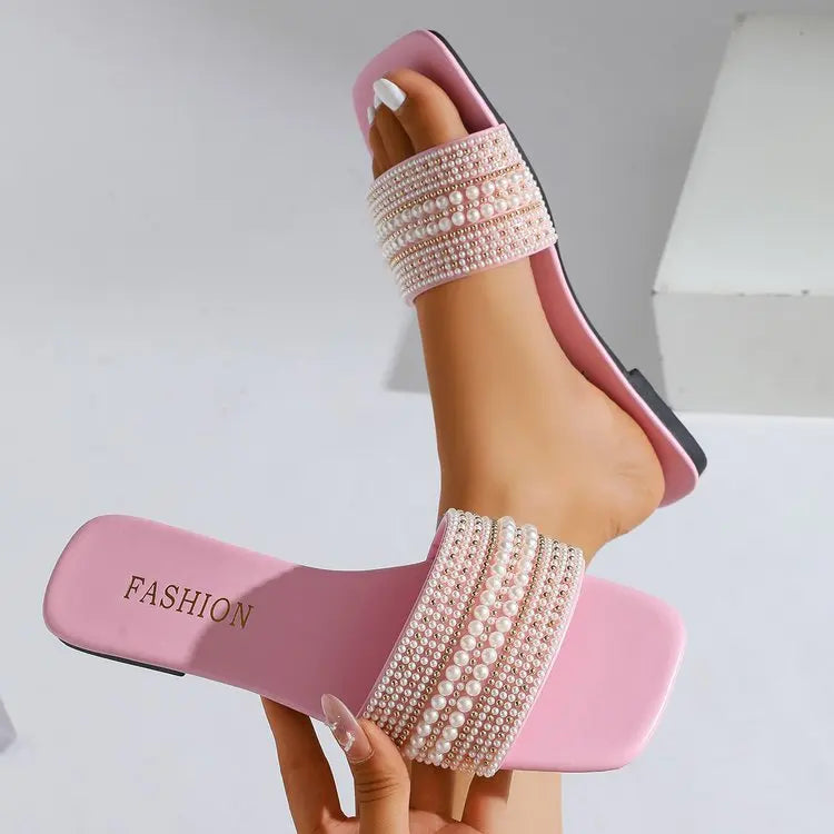 Sandálias femininas de sola plana, modelo novo de verão, com aplicações de strass e miçangas, ideais para uso externo.