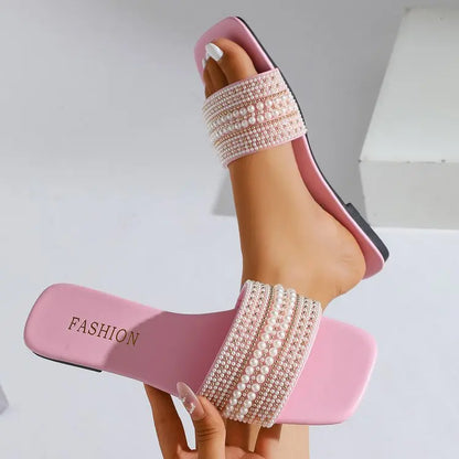 Sandálias femininas de sola plana, modelo novo de verão, com aplicações de strass e miçangas, ideais para uso externo.