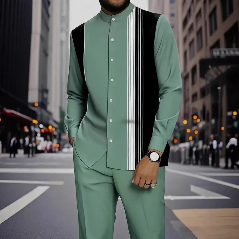 Conjunto de duas peças masculino com camisa de manga comprida com gola alta e estampa de listras verticais coloridas e calça.