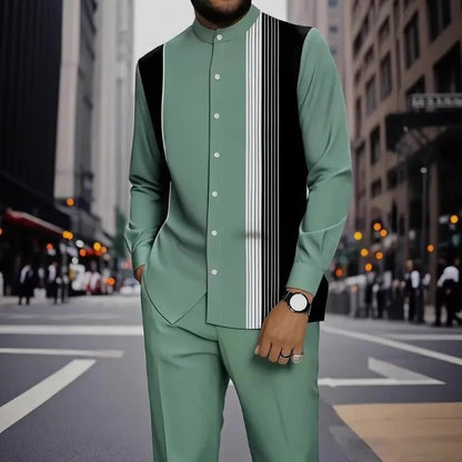 Conjunto de duas peças masculino com camisa de manga comprida com gola alta e estampa de listras verticais coloridas e calça.
